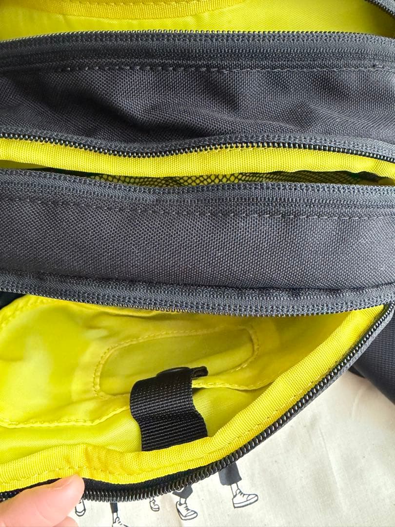 ⭐︎Hugoo ハグー　ヒップシート　ショルダーバック　ブラック×イエロー⭐︎