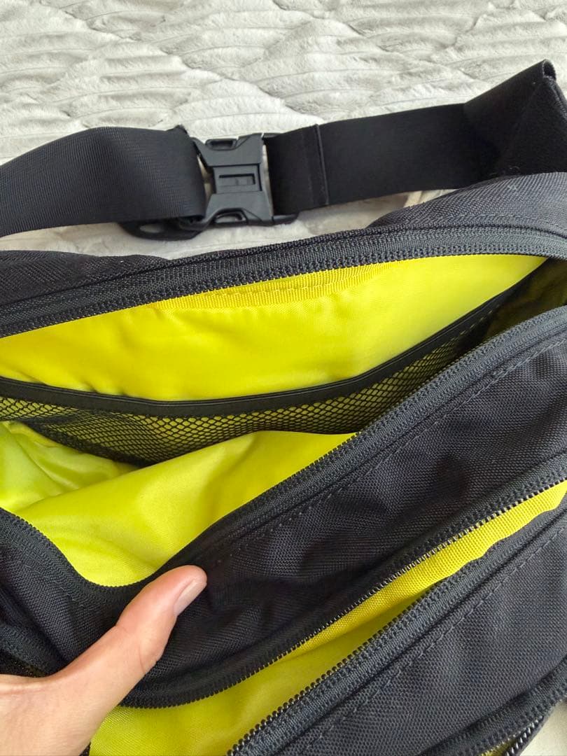 ⭐︎Hugoo ハグー　ヒップシート　ショルダーバック　ブラック×イエロー⭐︎