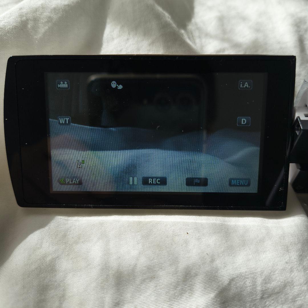 上品なホワイトが映える、安心のVictorビデオカメラ