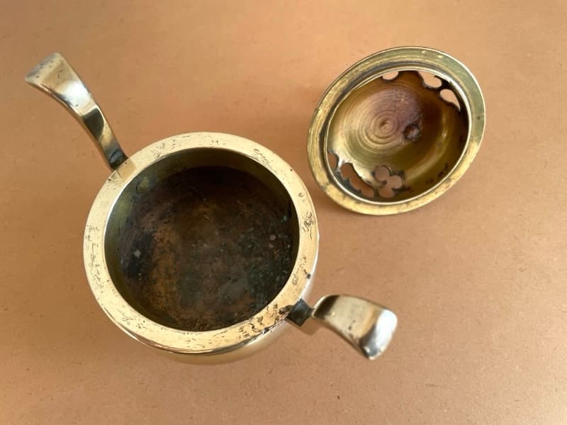 【明治〜昭和初期？】真鍮製 香炉 獅子摘み 立ち耳 三本脚