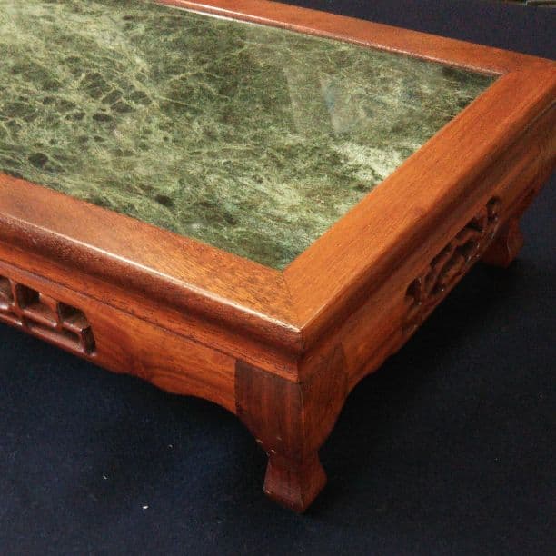 花台（おそらく大理石はめ込み）