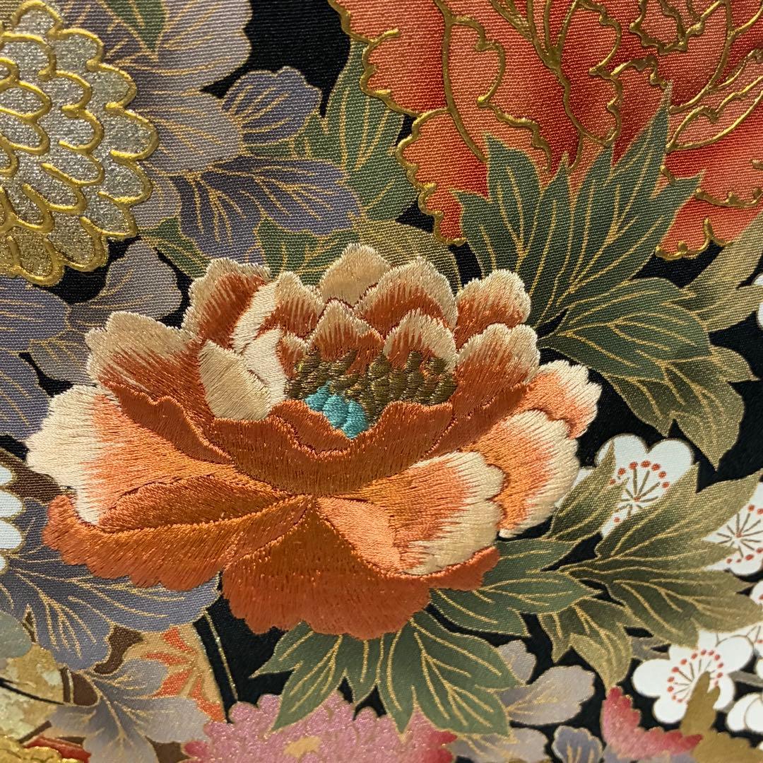 D165 黒留袖　牡丹刺繍　花車　正絹　着物　袷　しつけ糸付き未使用極美品