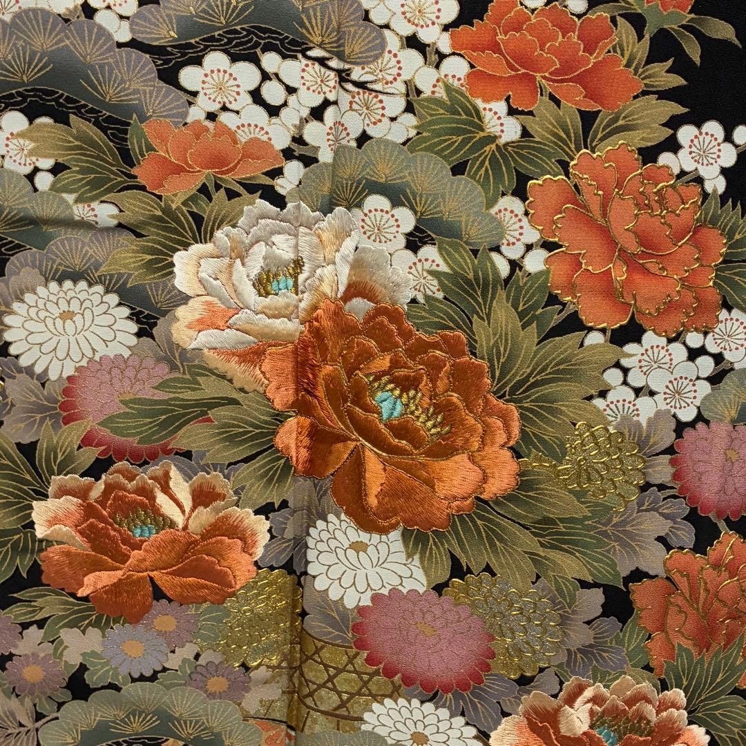 D165 黒留袖　牡丹刺繍　花車　正絹　着物　袷　しつけ糸付き未使用極美品