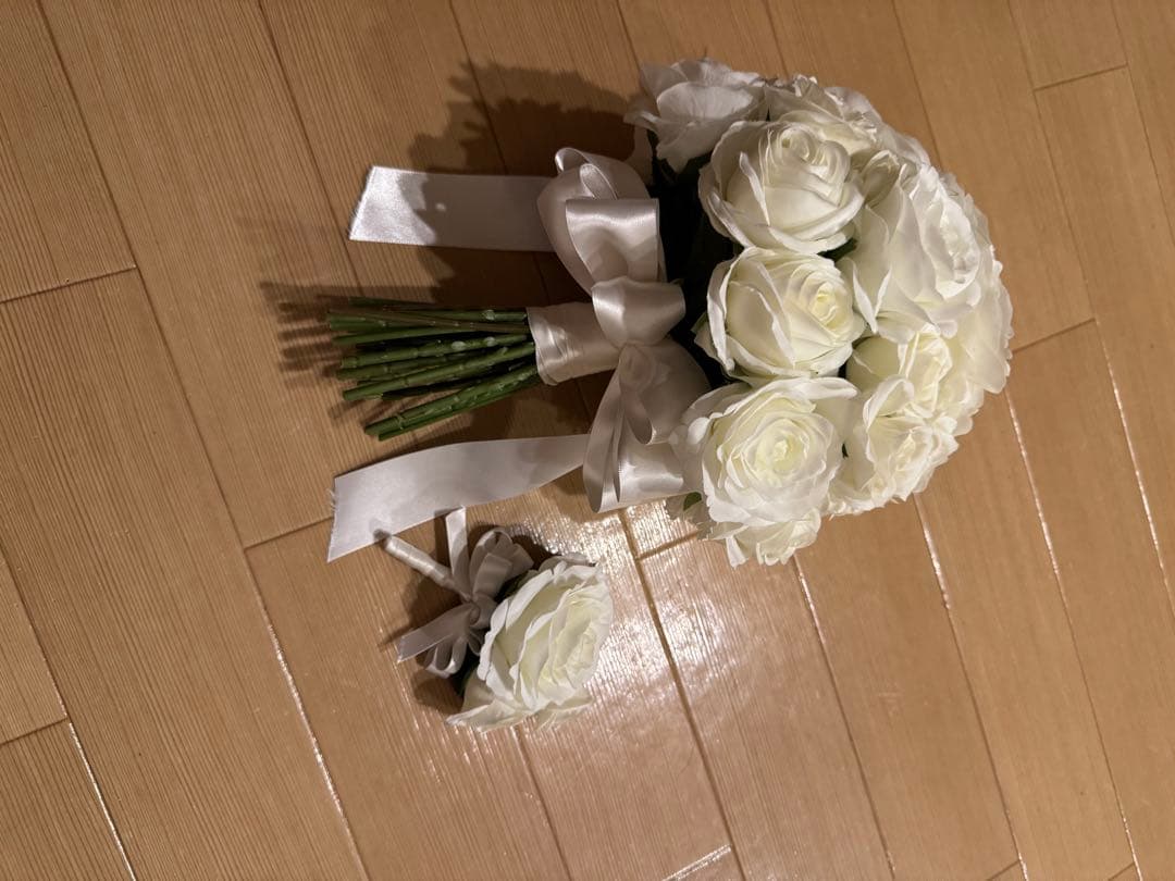白薔薇のラウンドブーケ　アーティフィシャルフラワー