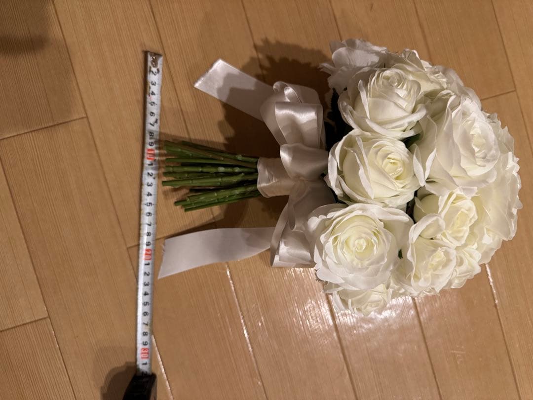 白薔薇のラウンドブーケ　アーティフィシャルフラワー