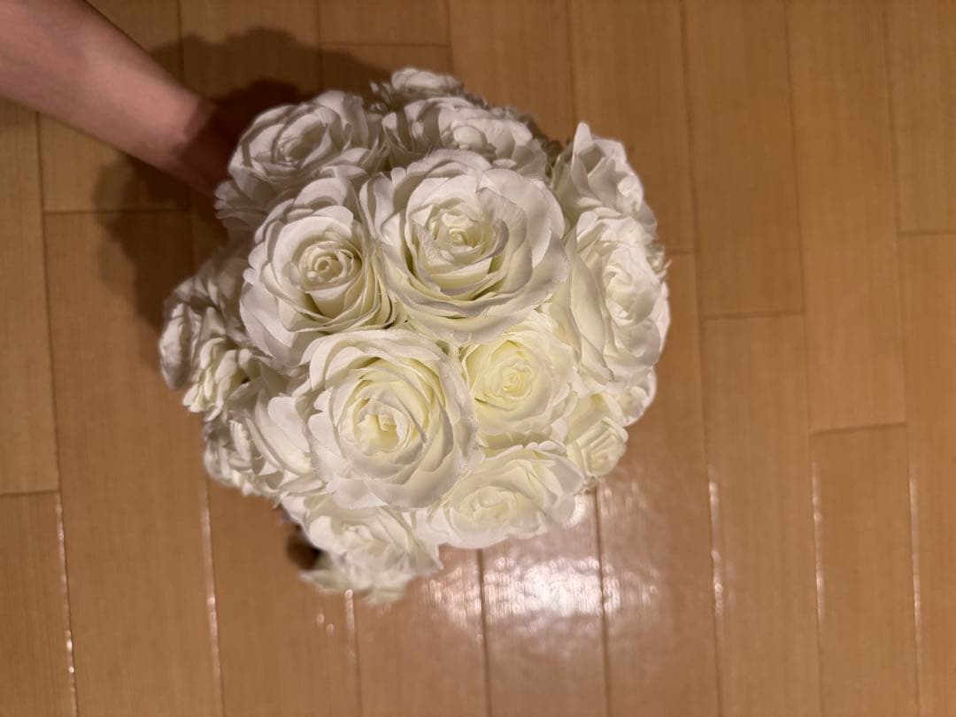 白薔薇のラウンドブーケ　アーティフィシャルフラワー