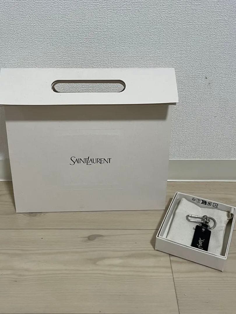 【美品、紙袋付き】SAINT LAURENT ブラックレザーキーホルダー