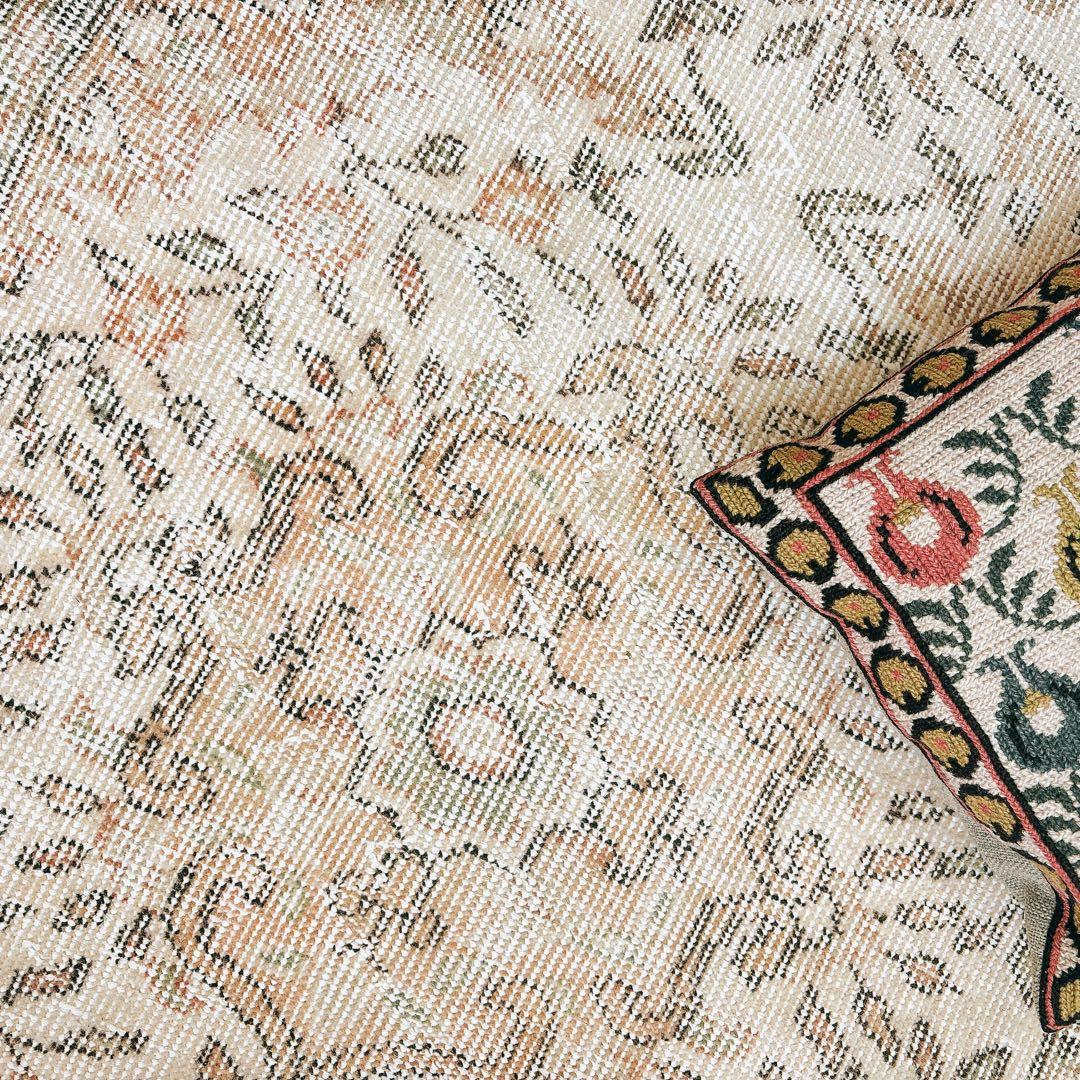 トルコ　ヴィンテージラグ　ベージュ　フローラル