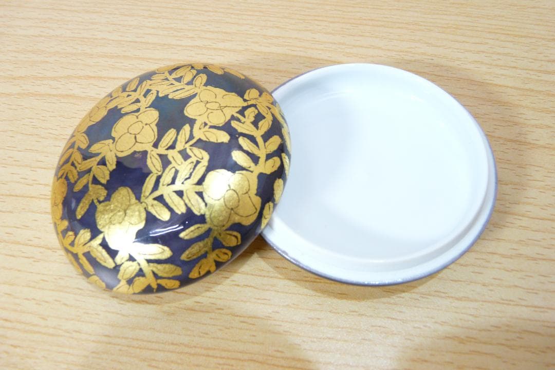 小野珀子 造　金襴手 香合　勿忘草の絵　釉裏金彩　本物保証