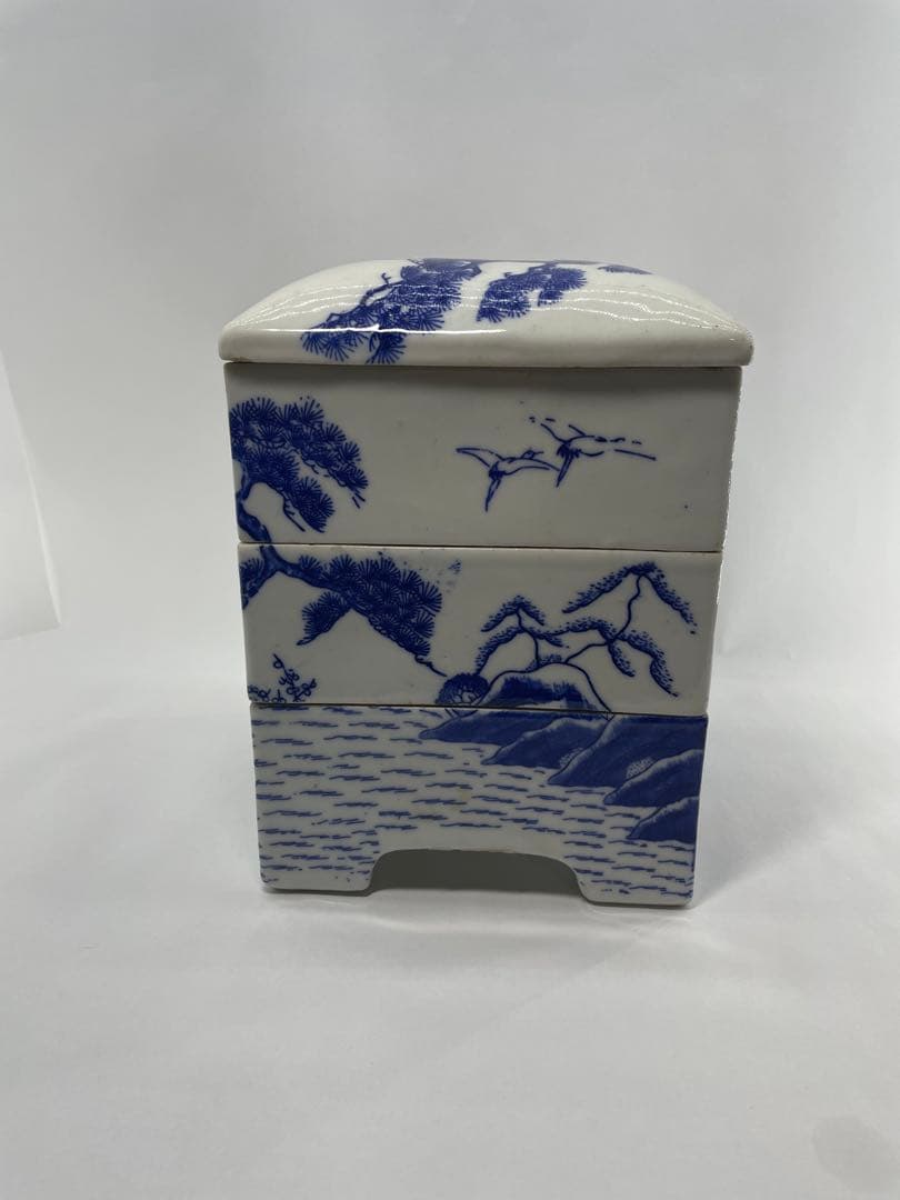 青白陶器 二段重ねの箱 松と鶴のデザイン