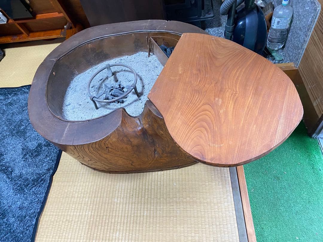 欅丸太の囲炉裏付き