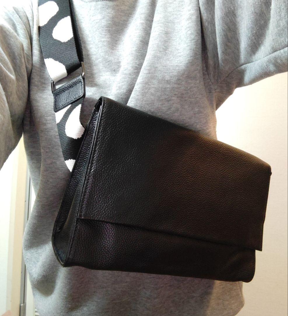 黒のレザー風ショルダーバッグ、ボディバッグ