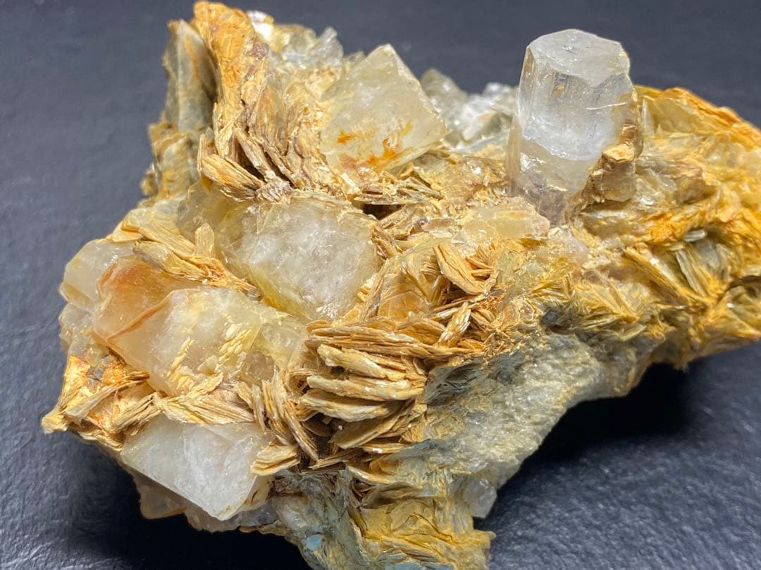 アクアマリン　原石　マイカ　雲母　203g