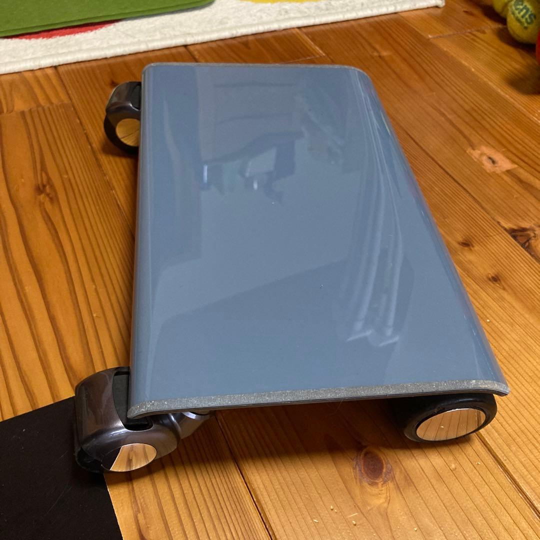 Walkerというパソコン型の乗り物です。特殊なセンシング技術の乗り物です。