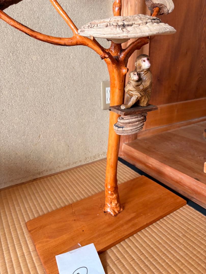 木製アートオブジェ 猿と貝殻風装飾