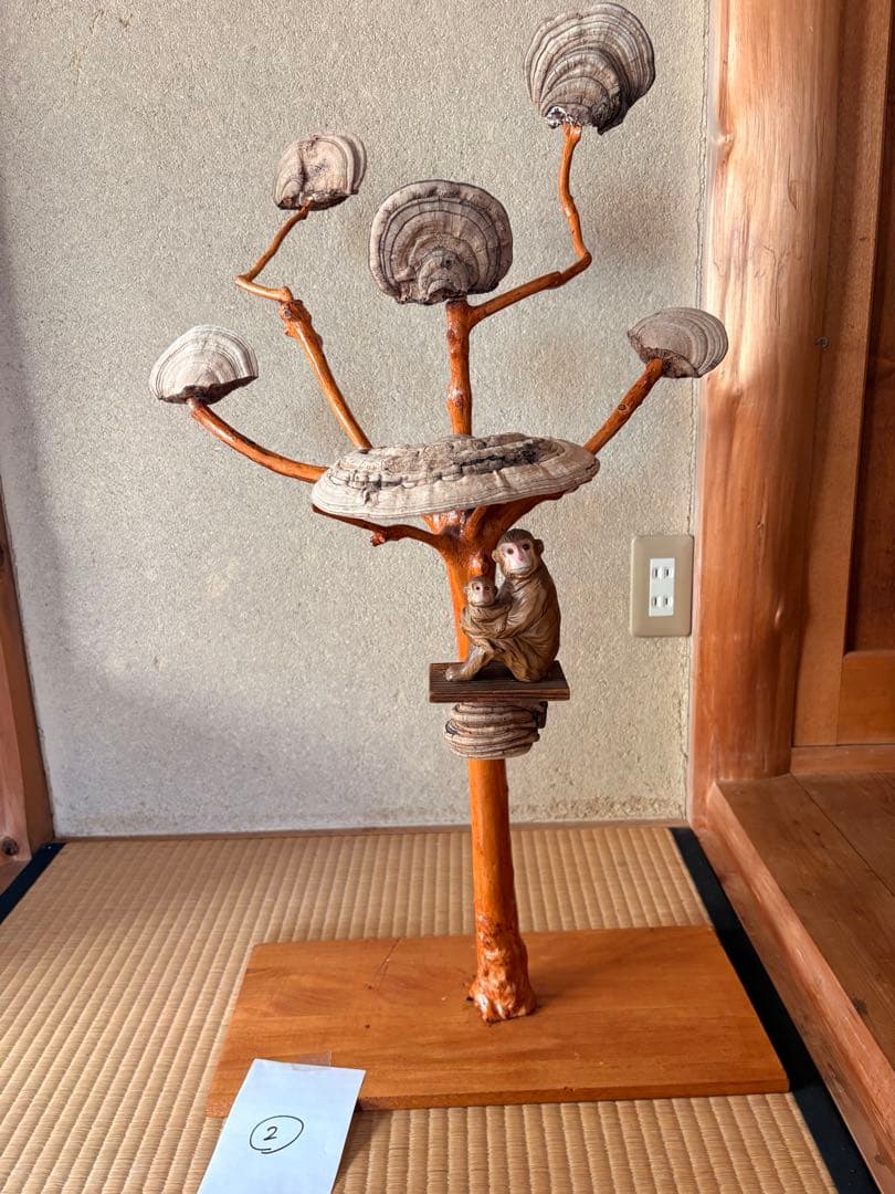 木製アートオブジェ 猿と貝殻風装飾