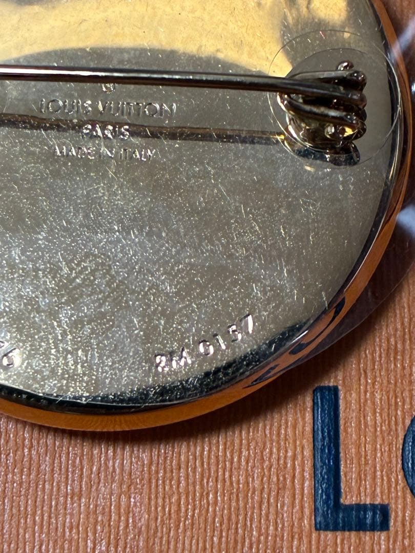 ルイ・ヴィトン シュプリーム　コラボ　ピンバッジ　未使用品　箱　袋付