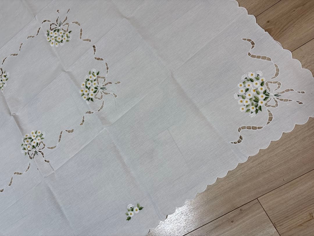 ベトナム手刺繍　テーブルクロス　花柄　リボン