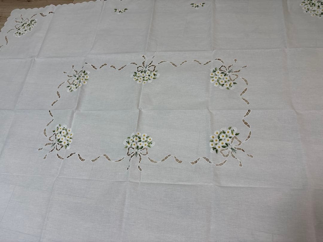 ベトナム手刺繍　テーブルクロス　花柄　リボン