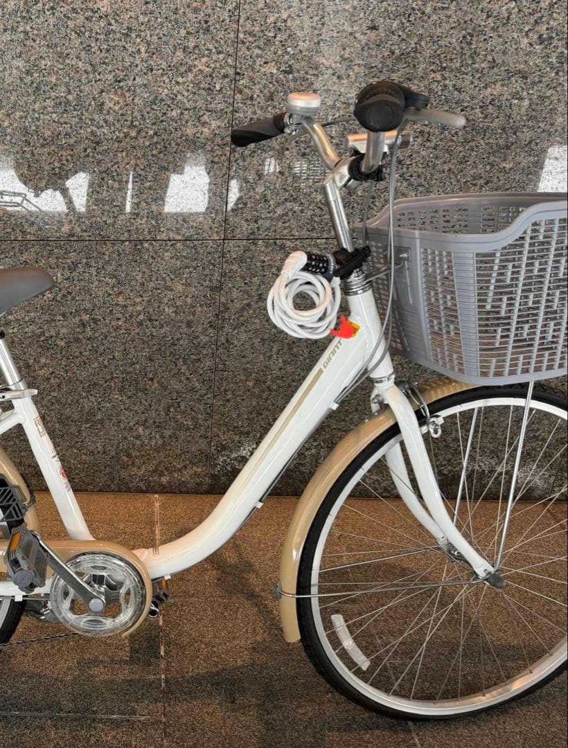 GIANT ホワイト シティサイクル 前カゴ付き
