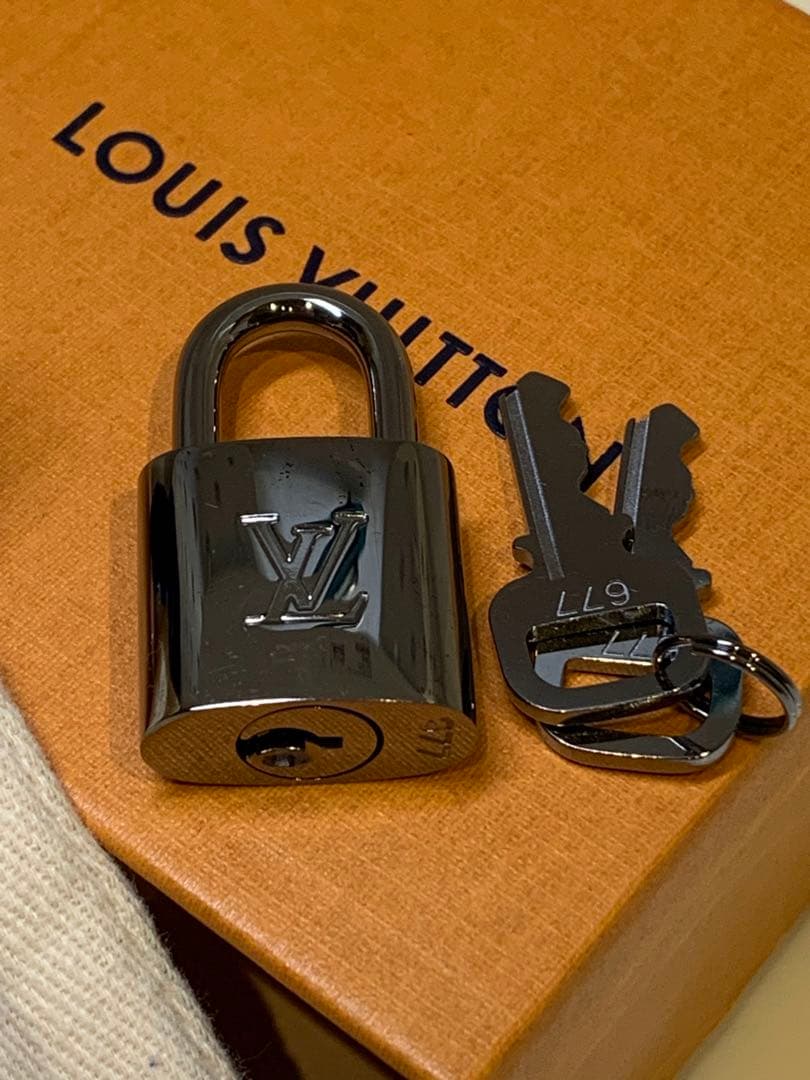 【新品】LOUIS VUITTON パドロック シルバーブラックブライトタイプ