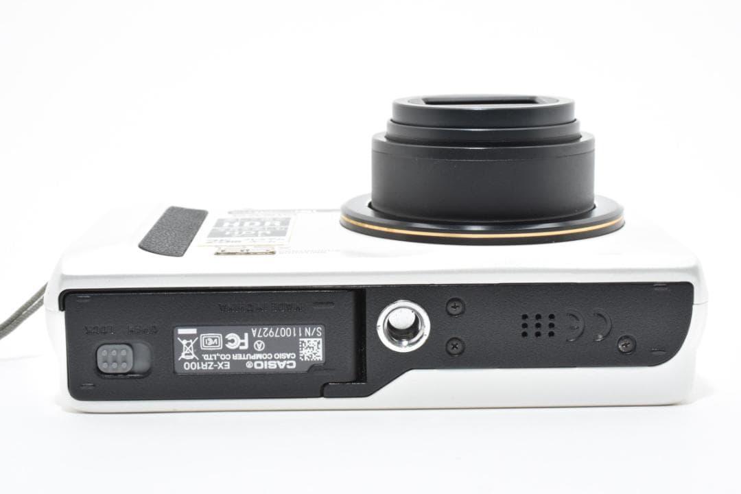 《 美品 》　カシオ　CASIO EXILIM EX-ZR100 ホワイト
