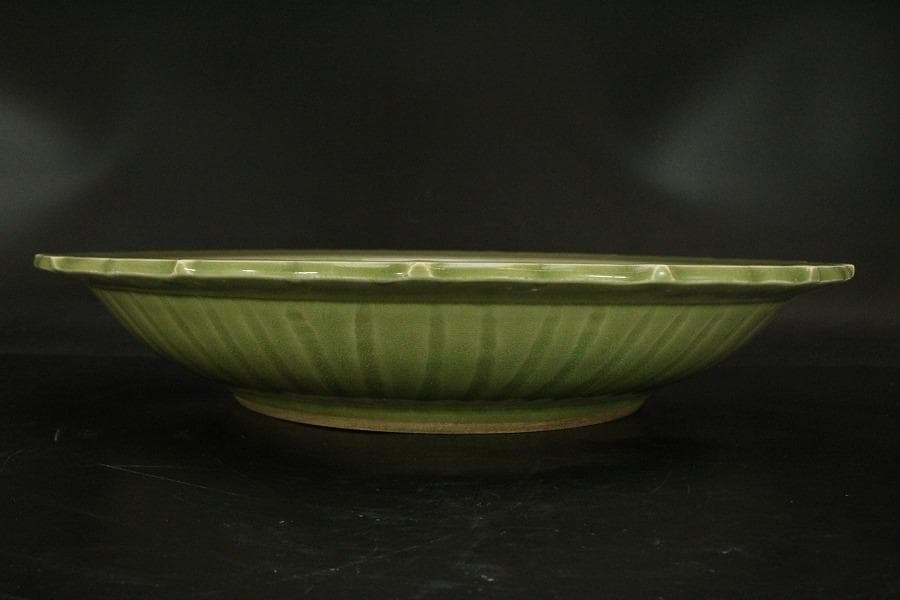 中国美術 青磁 刻草花紋 皿 φ42.5cm(ZE728)