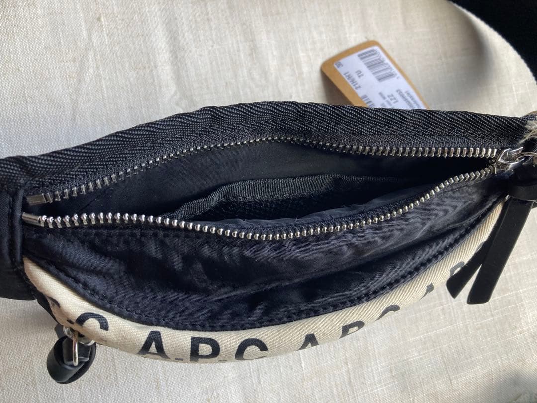 A.P.C. アーペーセー　ブラック ボディバッグ新品未使用