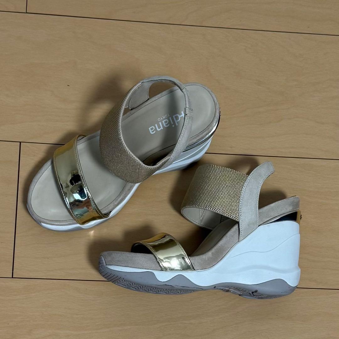 +diana プラスダイアナ　ハイウェッジ メタリックサンダル ゴールド