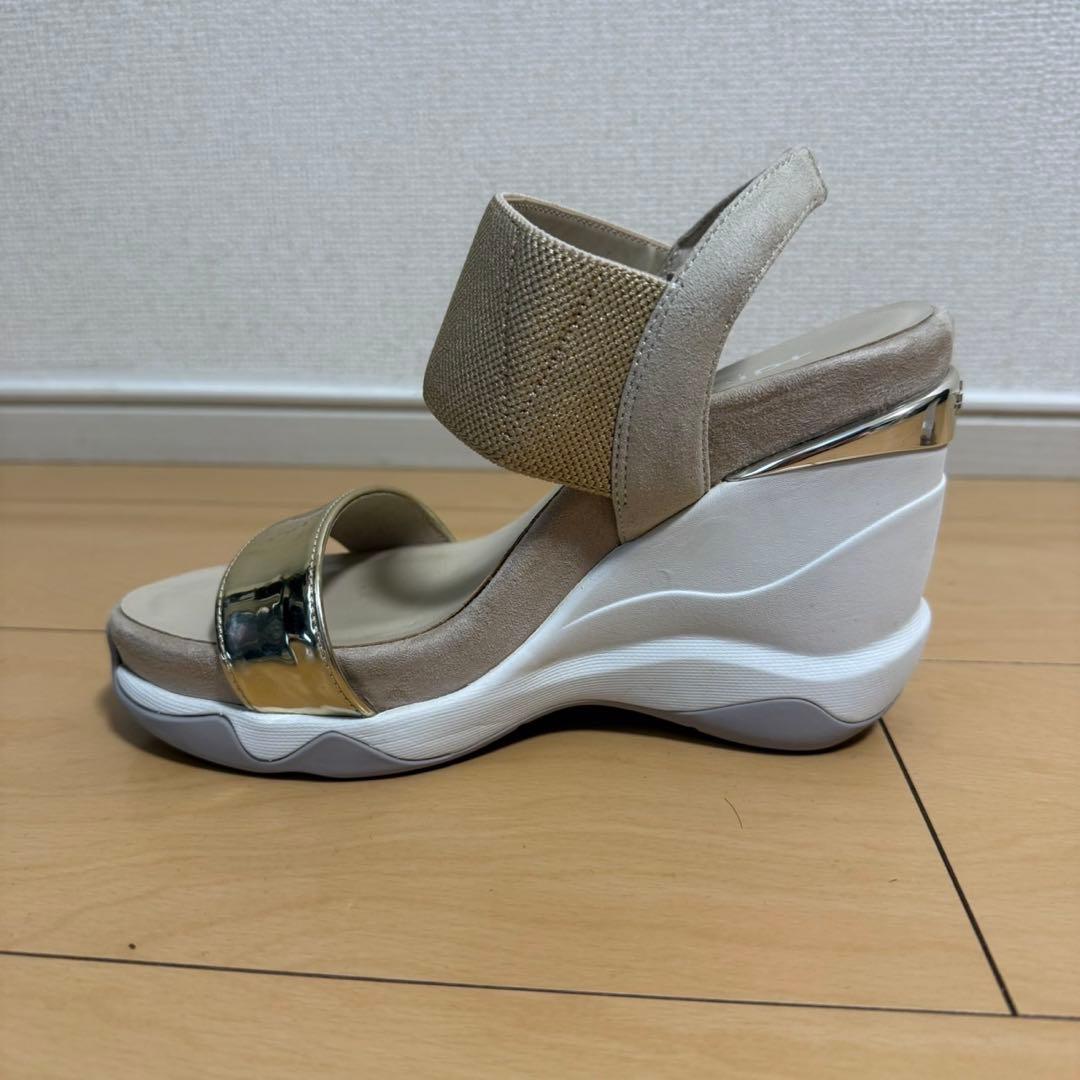 +diana プラスダイアナ　ハイウェッジ メタリックサンダル ゴールド