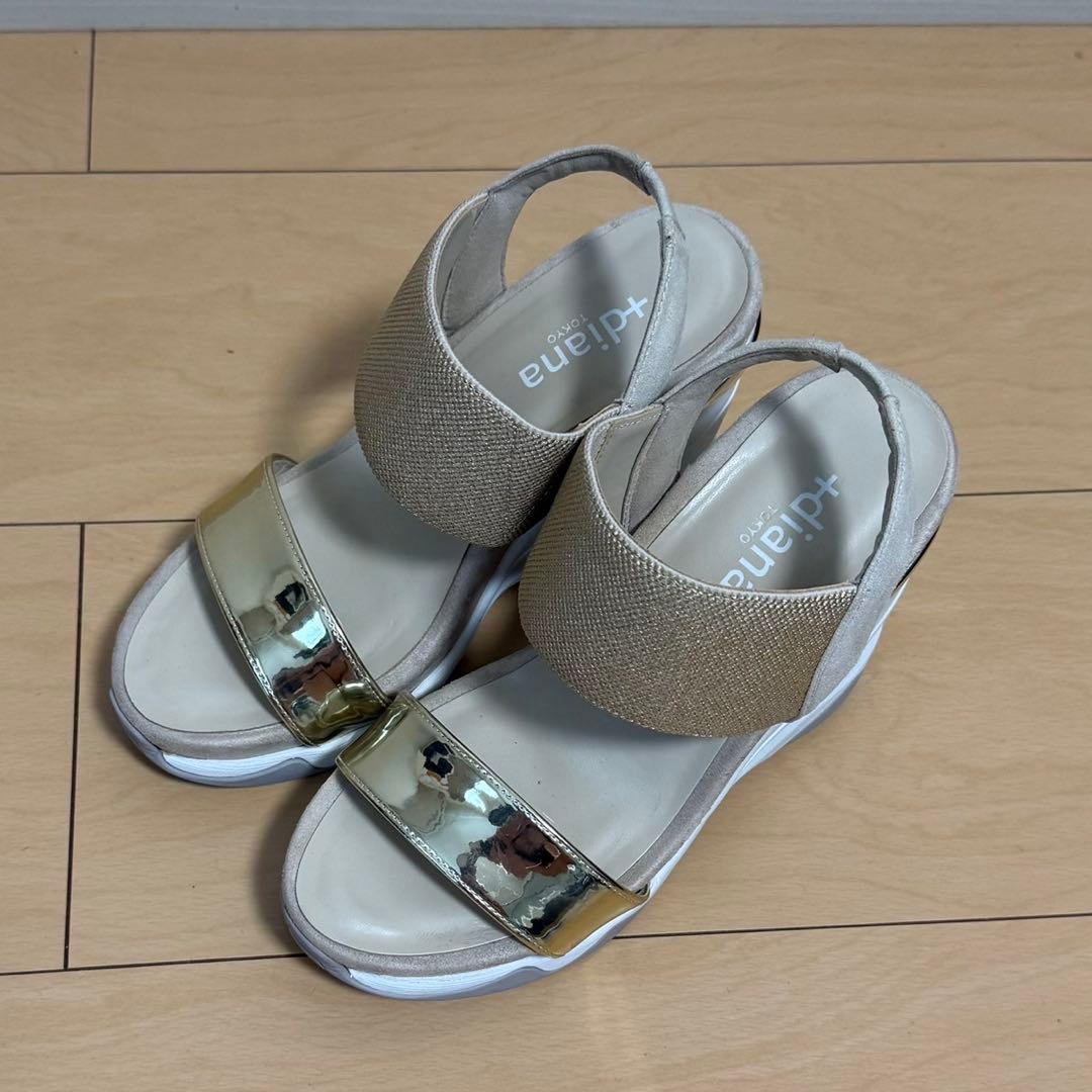 +diana プラスダイアナ　ハイウェッジ メタリックサンダル ゴールド