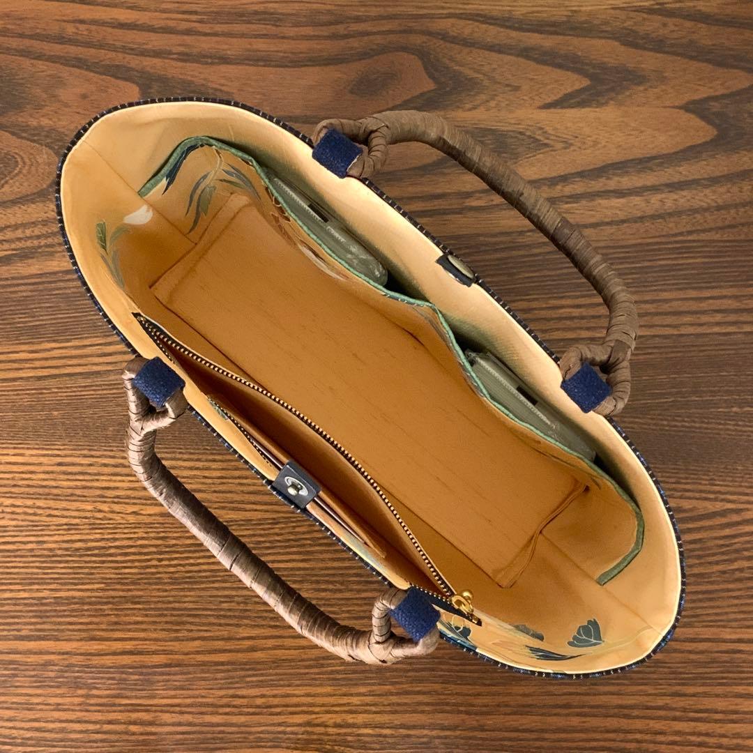 大島紬　秋名バラ青入り12玉　胡桃皮ハンドルバッグ　裏地お花柄の紬