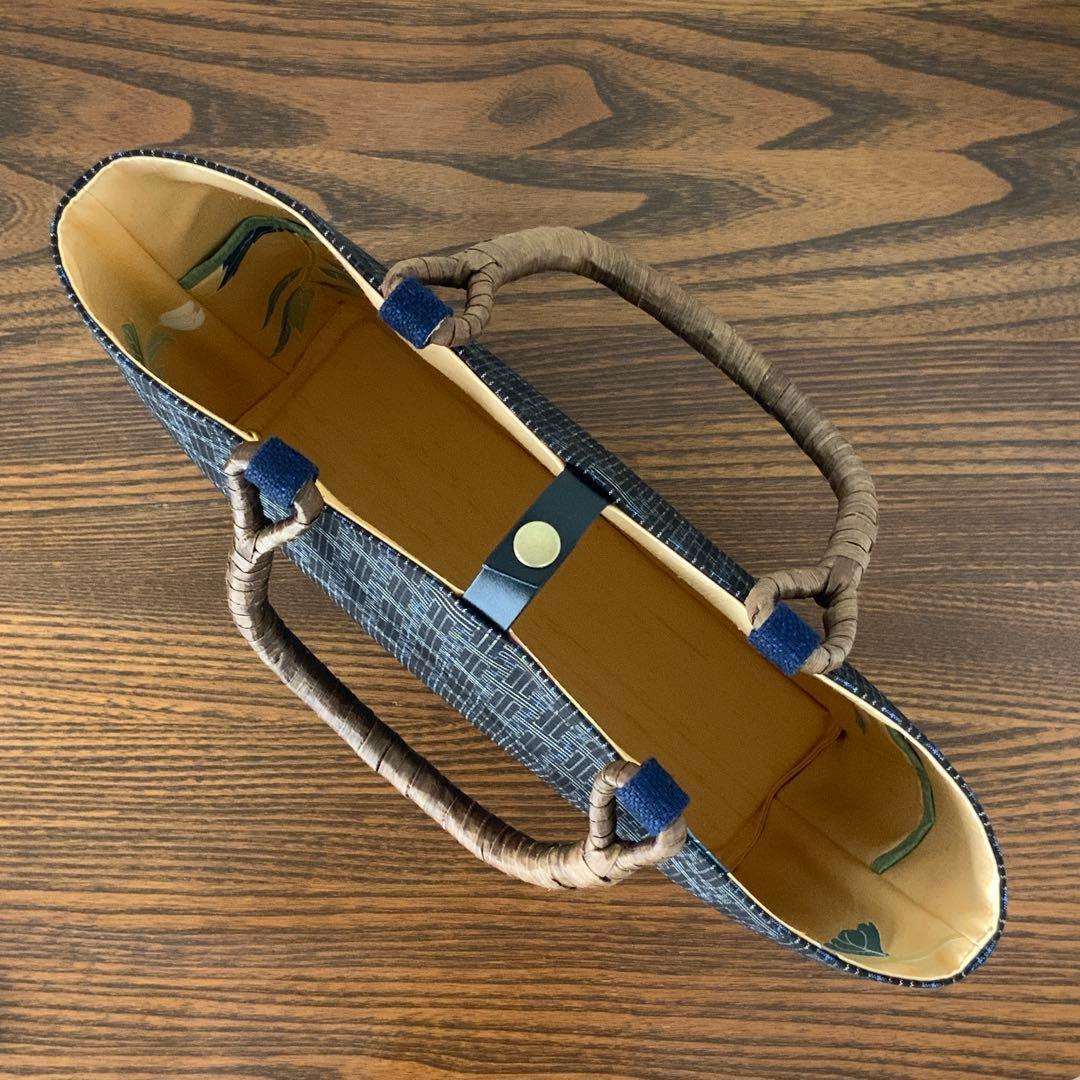 大島紬　秋名バラ青入り12玉　胡桃皮ハンドルバッグ　裏地お花柄の紬