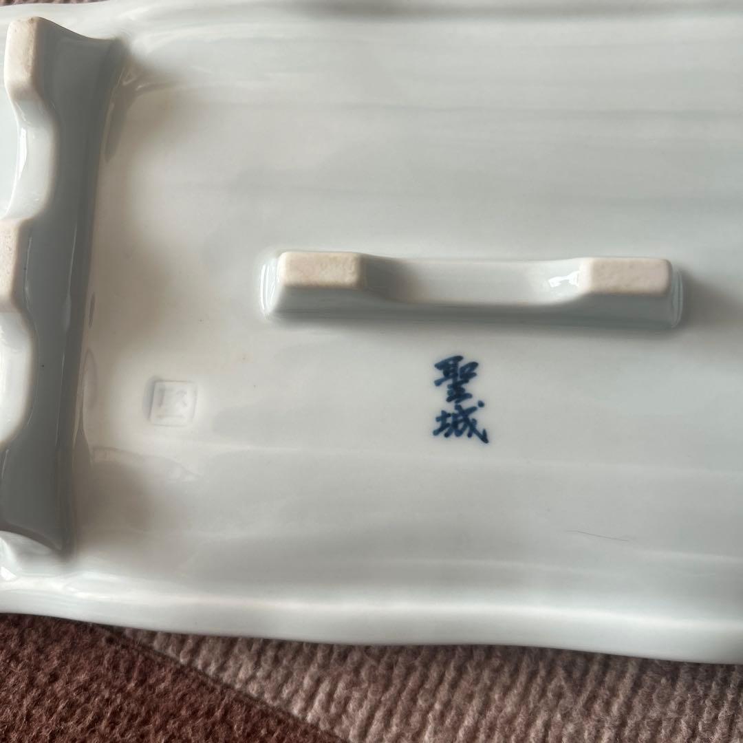 稲川聖城 青い花と山の景色の皿