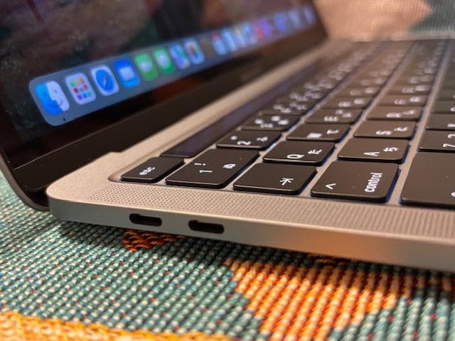 美品 10th　Apple Mac Book Pro A2251　(1)