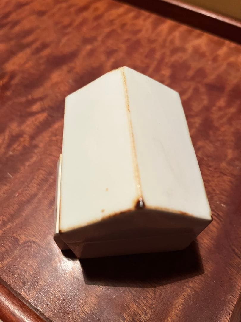 「内藤美弥子」作の白い陶芸の屋根家型の蓋小物収納筺　底にサインmｉ刻印あり