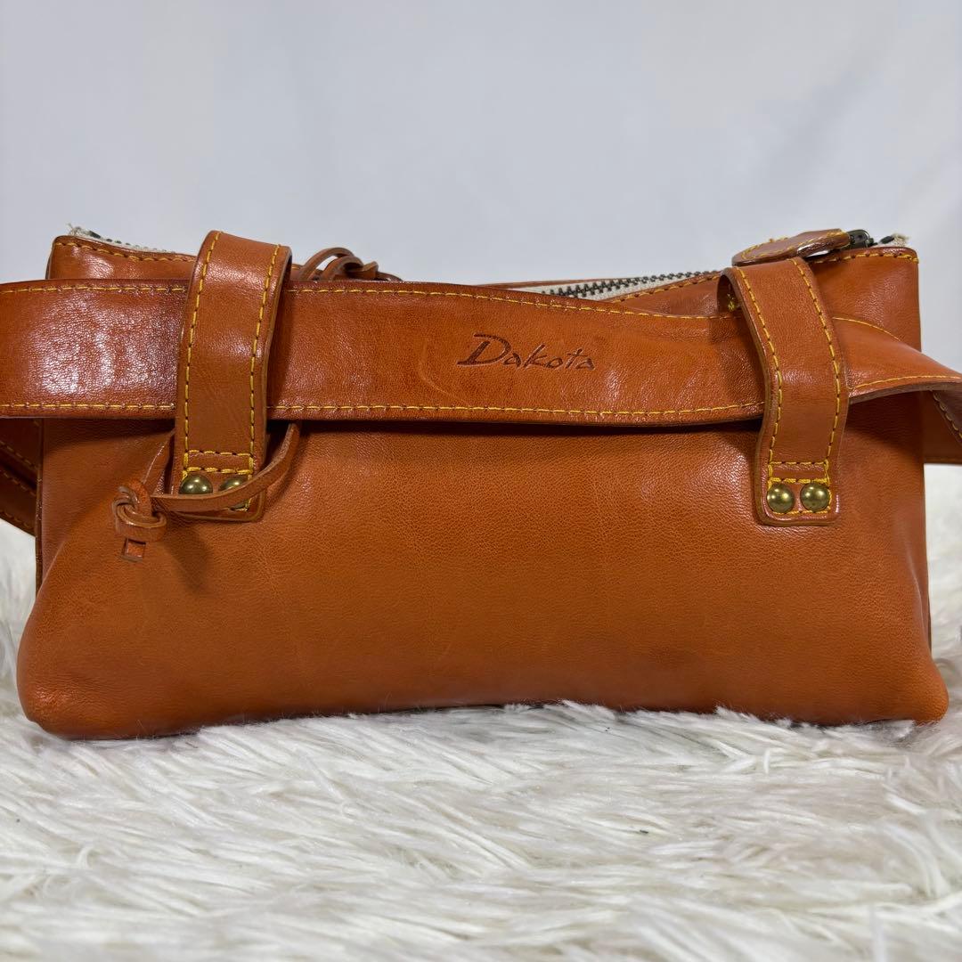 ダコタ ボディバッグ 斜め掛け 肩かけ ロゴ型押し ヌメ革 ベルト ユニセックス