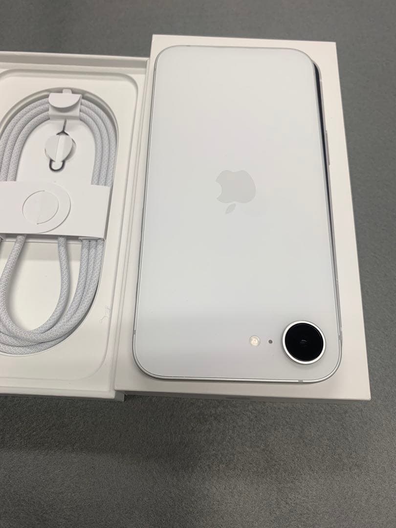 新品同様　国内版　simフリー　iPhone16e 256gb 充電4回