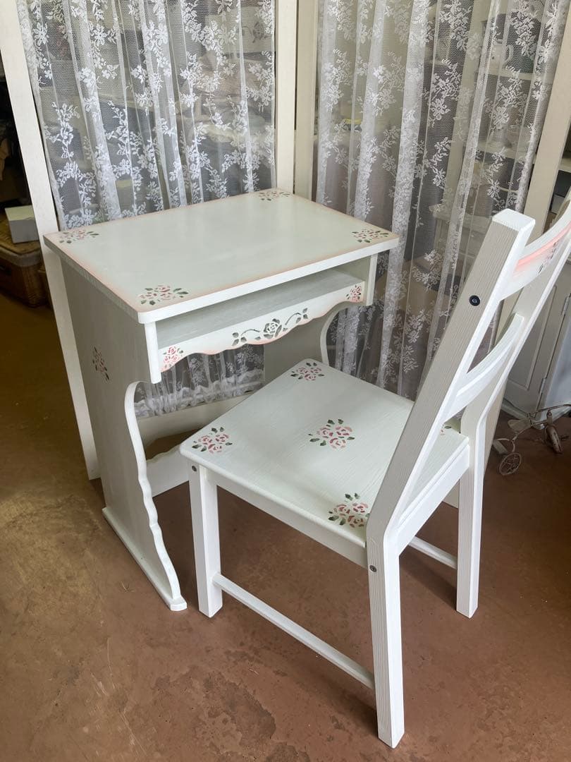 薔薇のステンシルの食卓椅子 デスク用、テーブル用サイズのチェア 木製 1人掛け