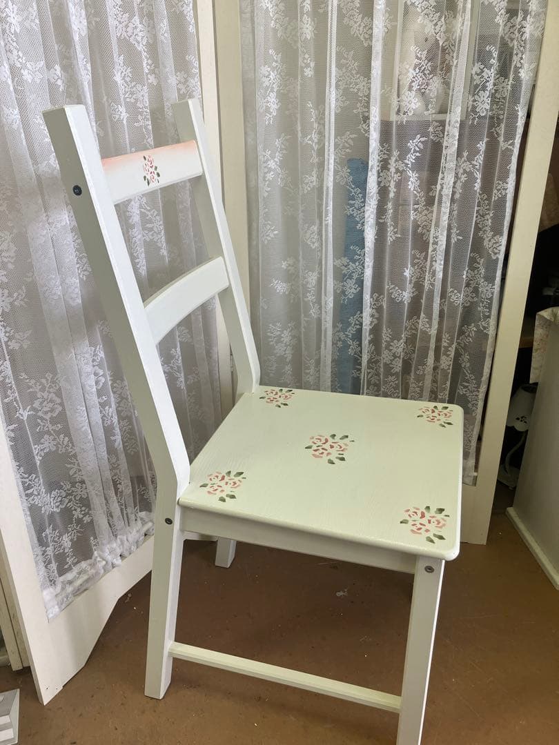 薔薇のステンシルの食卓椅子 デスク用、テーブル用サイズのチェア 木製 1人掛け