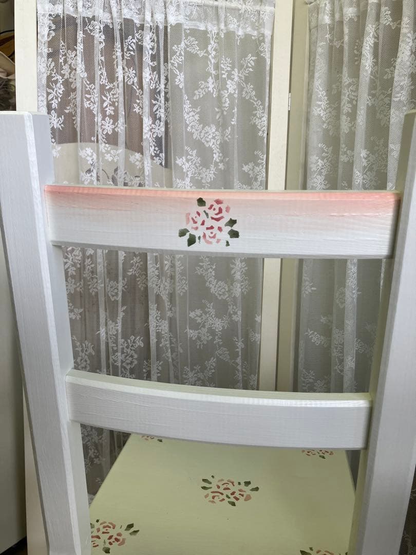 薔薇のステンシルの食卓椅子 デスク用、テーブル用サイズのチェア 木製 1人掛け