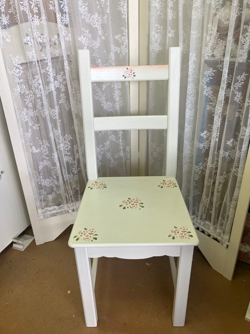 薔薇のステンシルの食卓椅子 デスク用、テーブル用サイズのチェア 木製 1人掛け