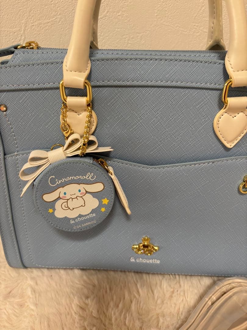 ほぼ未使用　& chouette推し事シリーズ　シナモロールバッグ　チャーム付き