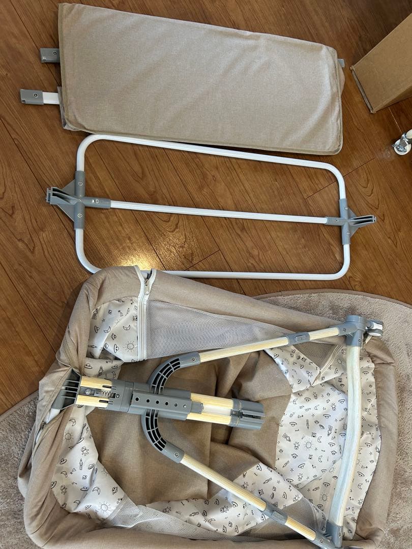 折りたためて添い寝できるベビーベッド