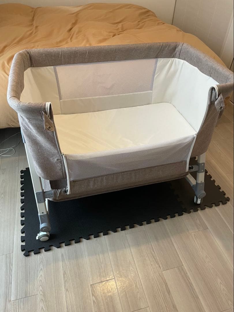 折りたたみ式 vinona ベビーベッド／コンパクト収納タイプ　カーキ