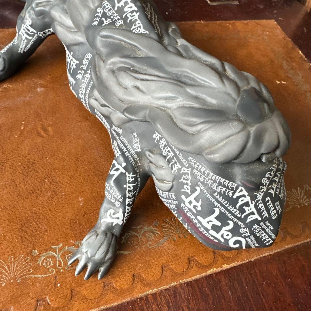 ツチノッパグレーの動物置物 文字彫刻　世田谷ベース　所ジョージ