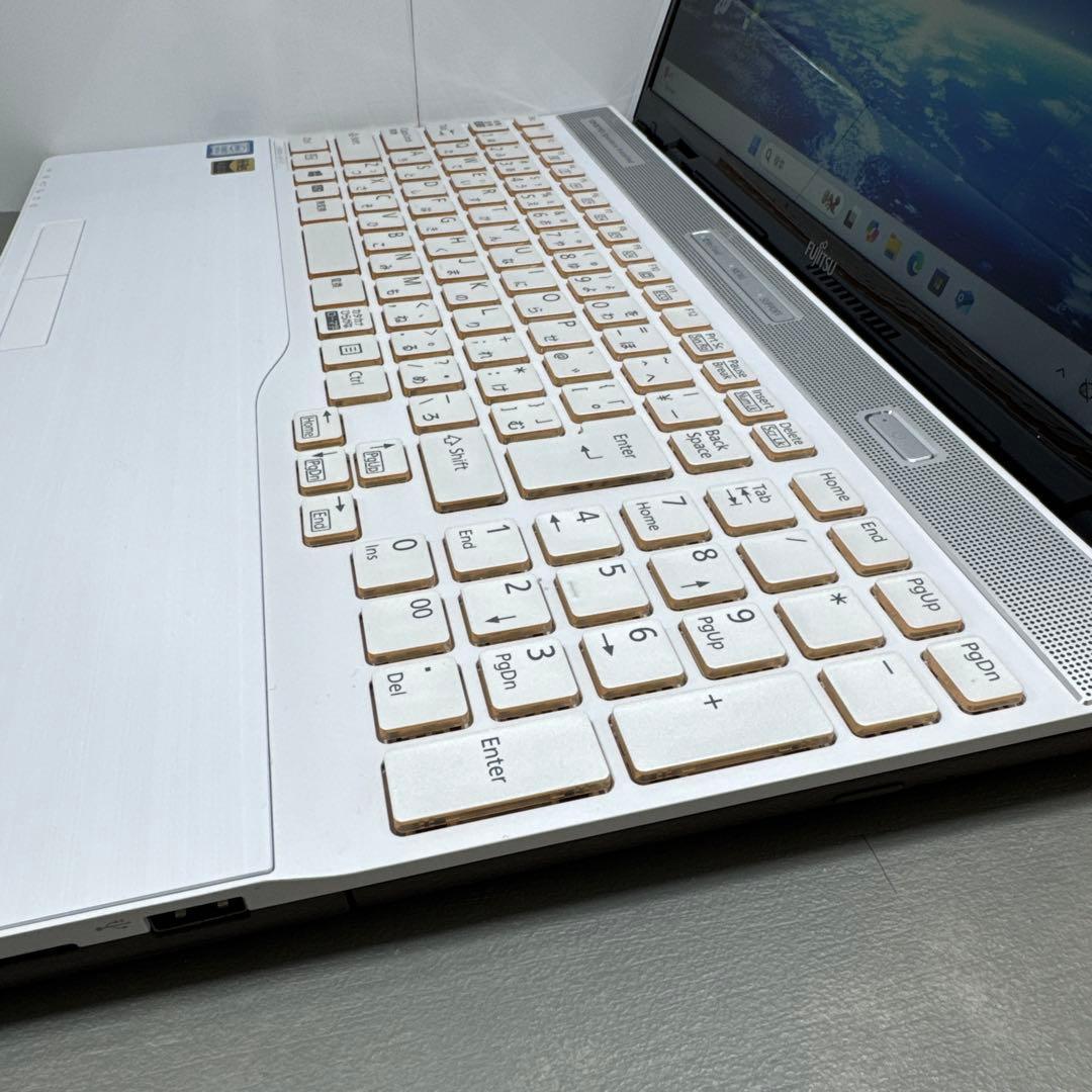 【極上】富士通プレミアムホワイト☘️8世代i7☘️SSD256GB+HDD1TB