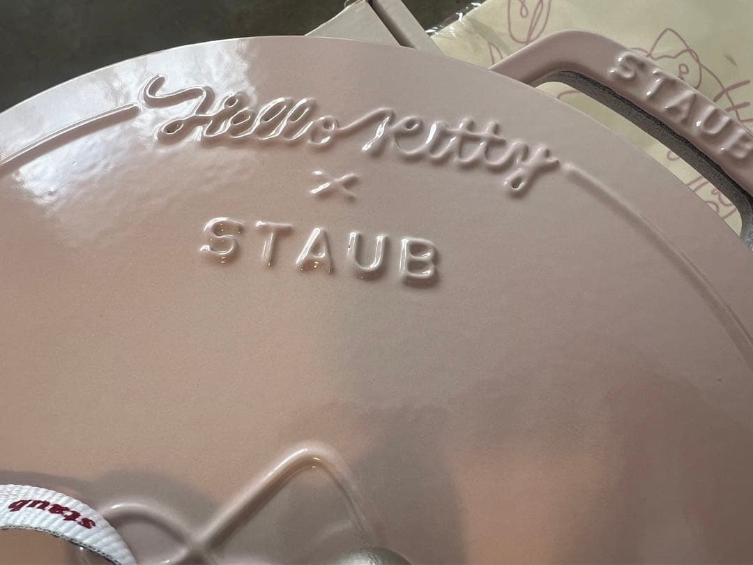 即日発送日本未発売海外限定　ストウブ ハローキティコラボワナベ24cm 特典付き