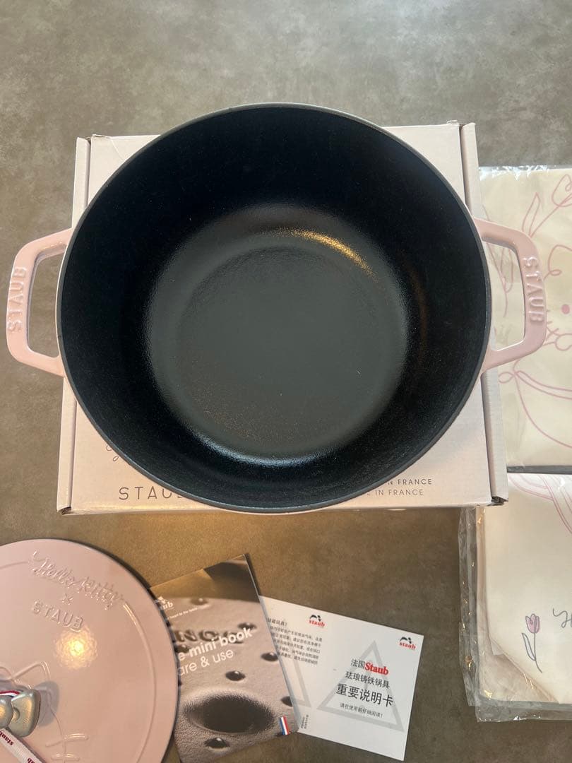 即日発送日本未発売海外限定　ストウブ ハローキティコラボワナベ24cm 特典付き