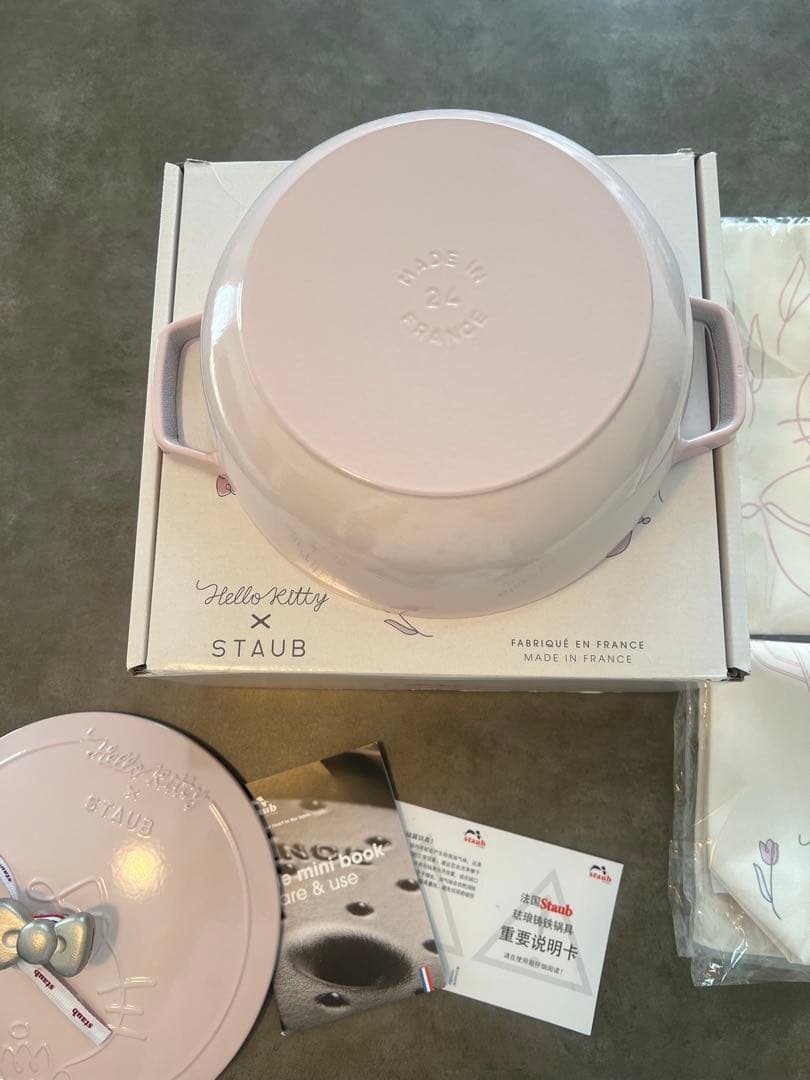 即日発送日本未発売海外限定　ストウブ ハローキティコラボワナベ24cm 特典付き